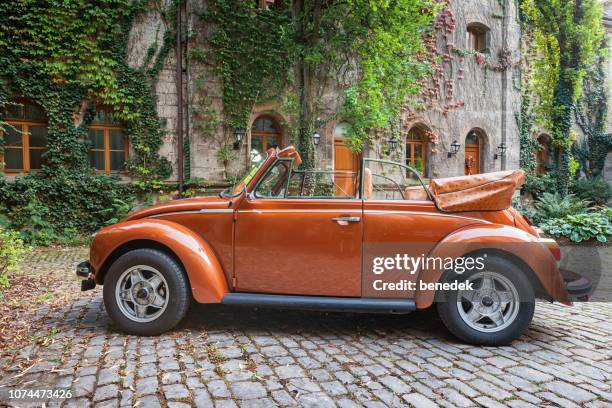 volkswagen kever cabriolet - beetle car stockfoto's en -beelden