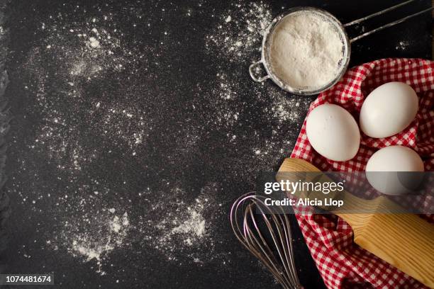 baking background with eggs - mehl stock-fotos und bilder