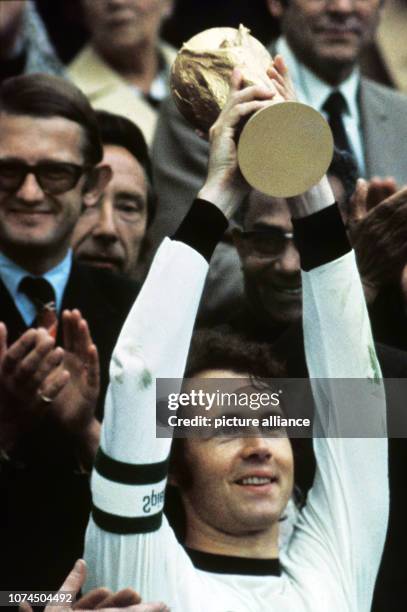 Team captain Franz Beckenbauer holds up the fifa world trophy on 07 July 1974 in Munich. | usage worldwide