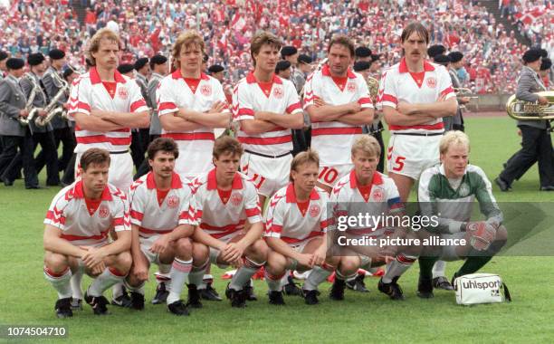 The Spanish side lines up for the group photo before the EURO 1988 Group 1 match Spain v Denmark at Niedersachsen stadium of Hanover, Germany, 11...