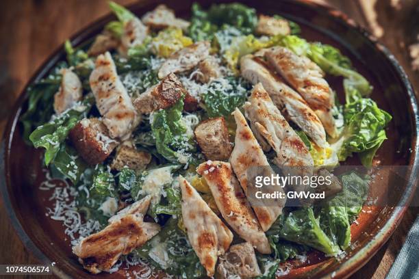 förbereda cesar sallad med kyckling, sallad och parmesan - ceasarsallad bildbanksfoton och bilder