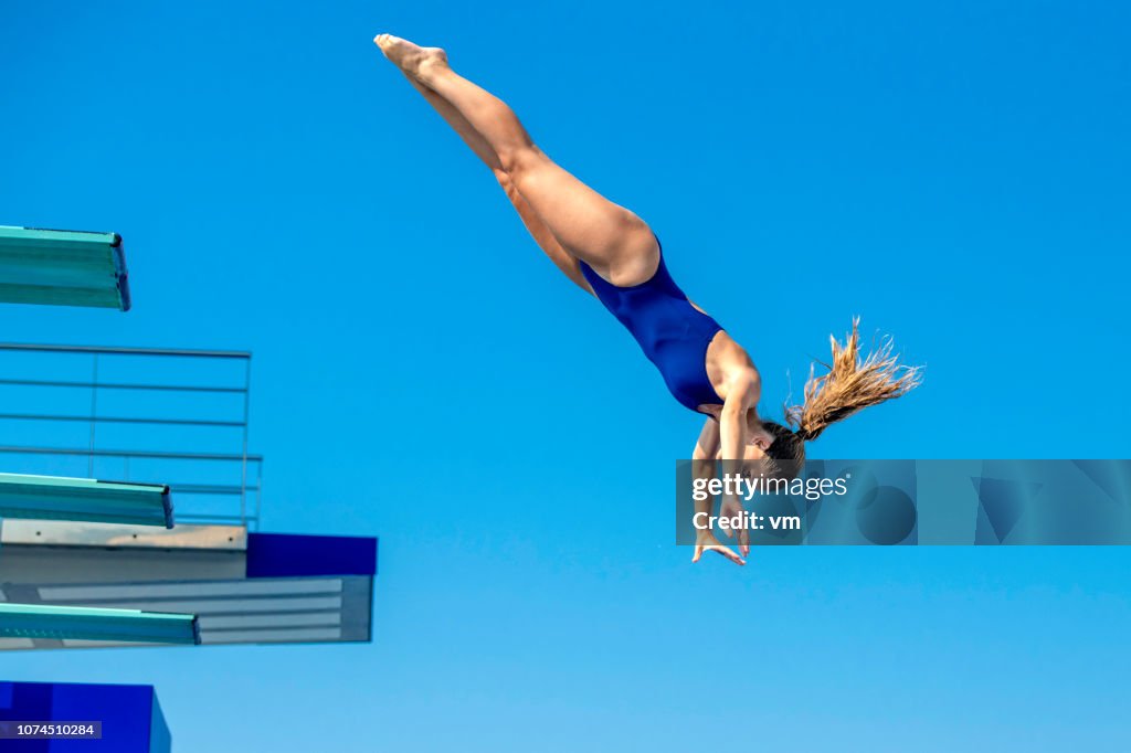 Salto de trampolim feminino mergulhador