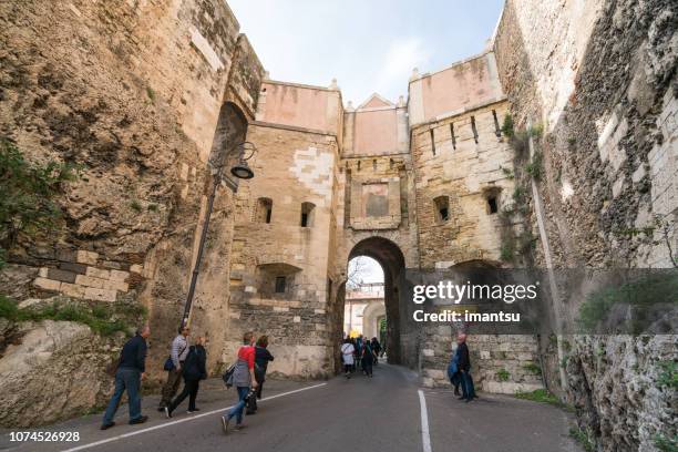 antieke poort van castello kwartaal in cagliari, italië - castello stockfoto's en -beelden