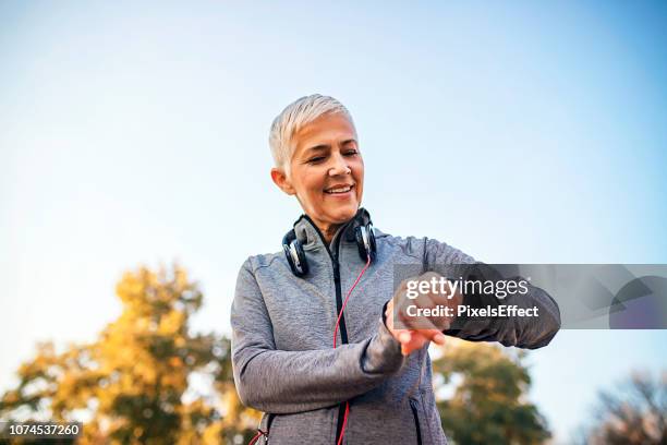 klaar om te verslaan van haar tijd - old watch stockfoto's en -beelden