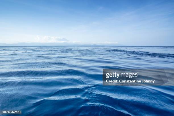 blue ocean skyline - oceano índico fotografías e imágenes de stock