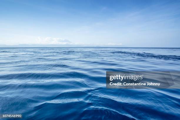 blue ocean skyline - oceano índico imagens e fotografias de stock