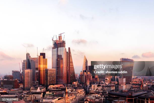 modern london skyline and the financial district at sunset - sunset on canary wharf stock-fotos und bilder