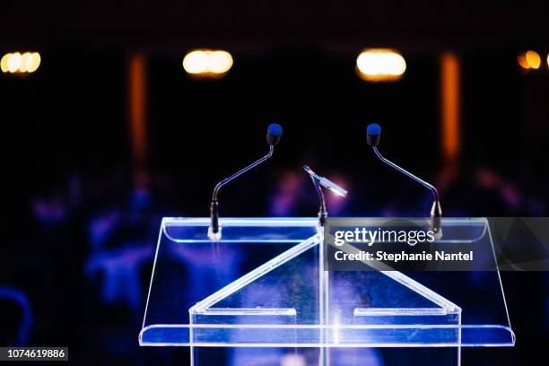 speech - discours-liminaire photos et images de collection