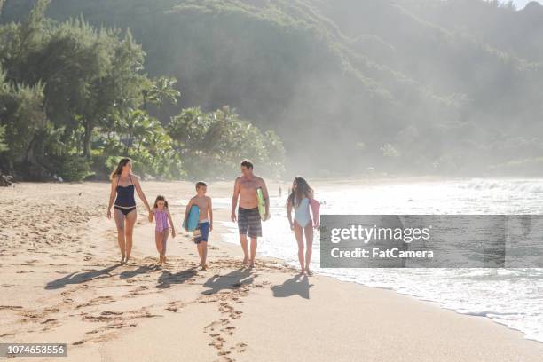 familiedag op het strand! - fat guy on beach stockfoto's en -beelden