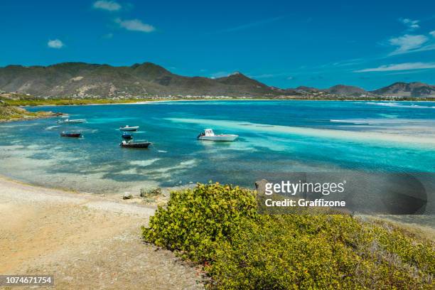 boote in der bucht bei st. maarten - saint martin caraibi stock-fotos und bilder