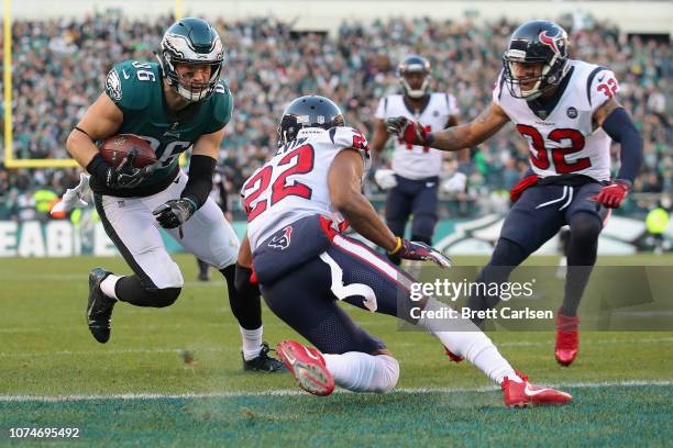 Tight end Zach Ertz of the Philadelphia Eagles makes a touchdown reception against cornerback Aaron Colvin of the Houston Texans during the fourth...