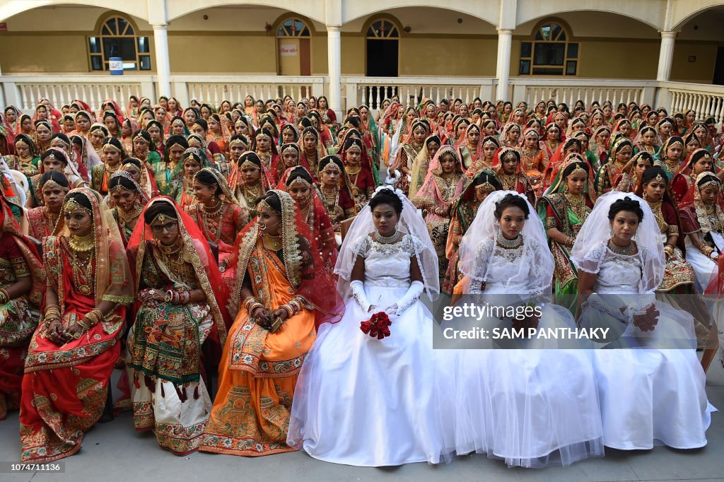 TOPSHOT-INDIA-SOCIETY-WEDDING