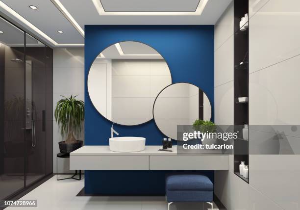 minimalistische luxusbad mit royal blauen wand und großen weißen fliesen - blue bathroom stock-fotos und bilder