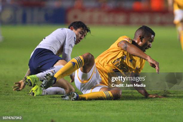 Alan Mozo of Pumas fights for the ball with Rafael De Souza of Tigres during the quarter finals first leg match between Tigres UANL and Pumas UNAM as...