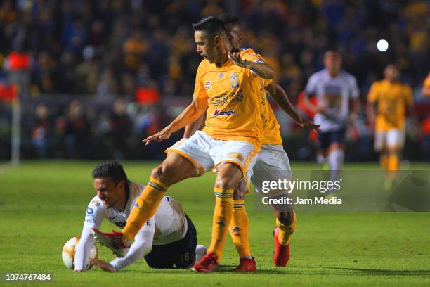 Victor Malcorra of Pumas fights for the ball with Rafael De Souza of Tigres during the quarter finals first leg match between Tigres UANL and Pumas...
