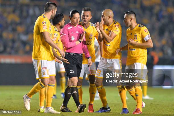 Players of Tigres argue with referee Oscar Macías during the quarter finals first leg match between Tigres UANL and Pumas UNAM as part of the Torneo...