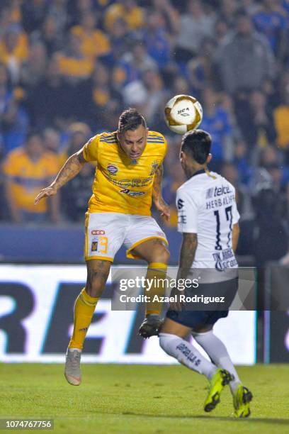 Eduardo Vargas of Tigres heads the ball Martín Rodríguez of Pumas during the quarter finals first leg match between Tigres UANL and Pumas UNAM as...