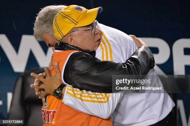 Ricardo 'Tuca' Ferretti, coach of Tigres, shake hands with Angel Guerrero 'Guerrerito' official voice of the Universitario Stadium prior the quarter...