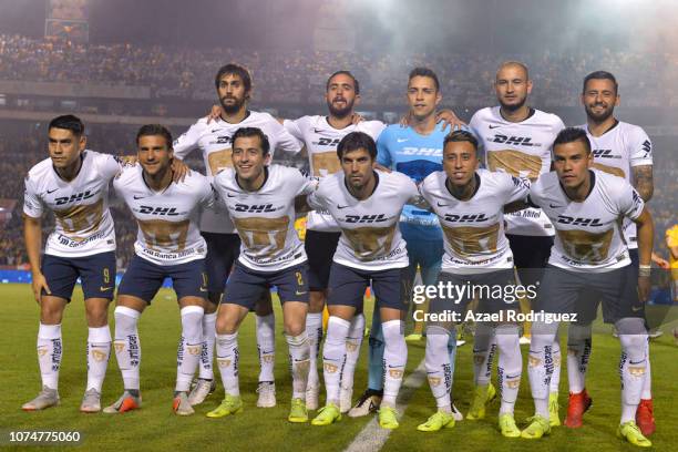 Players of Pumas pose prior the quarter finals first leg match between Tigres UANL and Pumas UNAM as part of the Torneo Apertura 2018 Liga MX at...