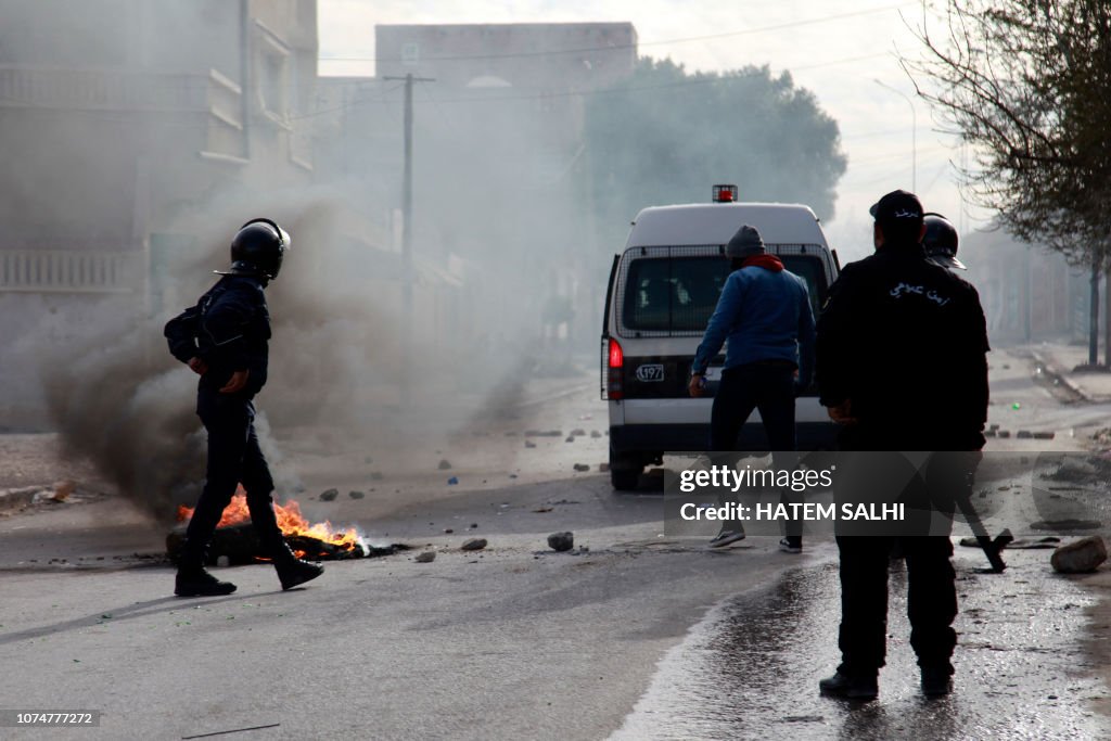 TOPSHOT-TUNISIA-UNREST