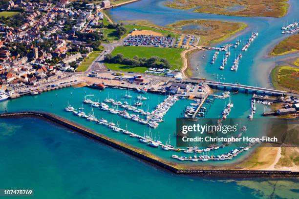 yarmouth harbour, isle of wight - isle of wight - fotografias e filmes do acervo