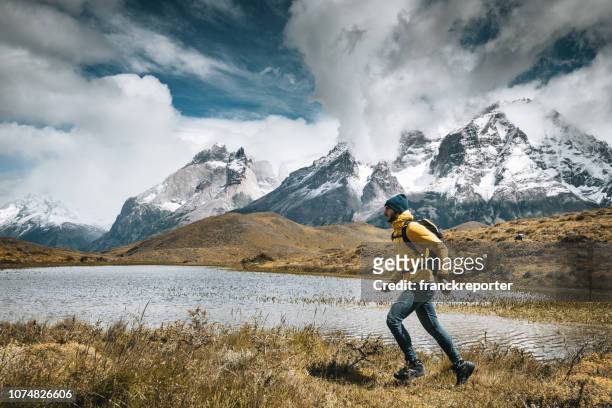 男はトレスでハイキング ・ デル ・ パイネ - チリ - トレスデルパイネ ストックフォトと画像
