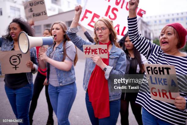 alle vrouwen moeten deelnemen, we maken allemaal deel uit van dit - women protest stockfoto's en -beelden