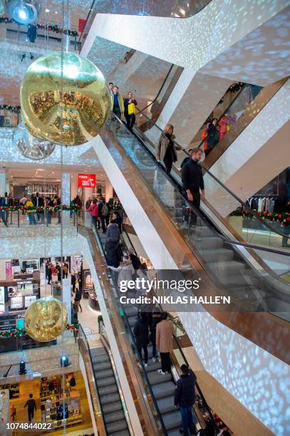 Shoppers look for bargains in Selfridges department store during the Boxing Day sale in central London on December 26, 2018. - Troubled UK...