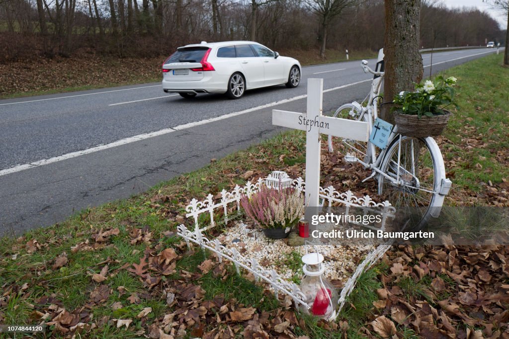 Cyclists live dangerously! Symbol photo on the topic accidental death of a cylist.