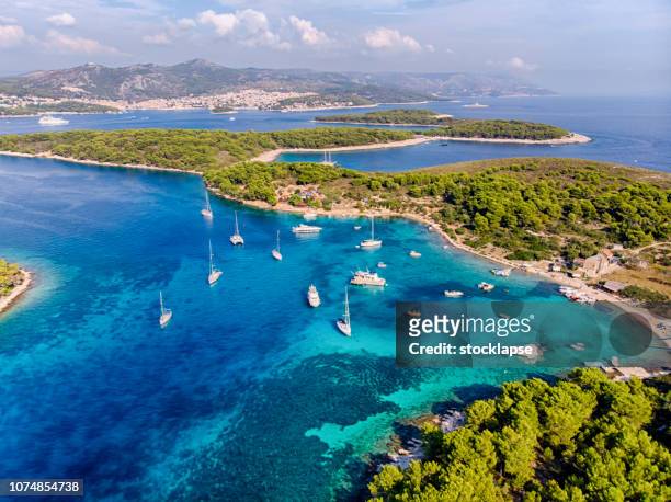 plakinski inseln luftbild an einem sonnigen tag - region dalmatien kroatien stock-fotos und bilder