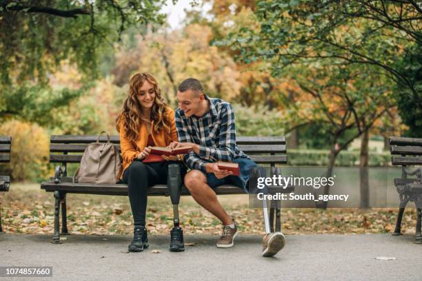 paar im park gemeinsam studieren - bank student stock-fotos und bilder