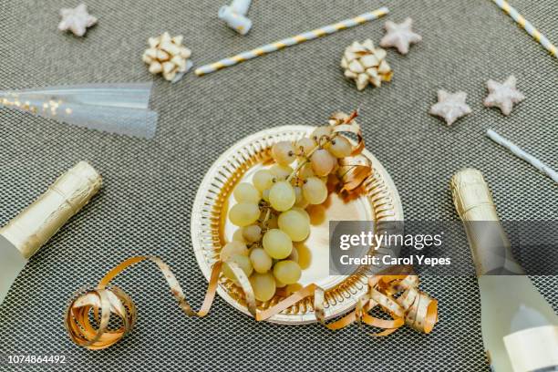 new years spanish tradition - uva imagens e fotografias de stock