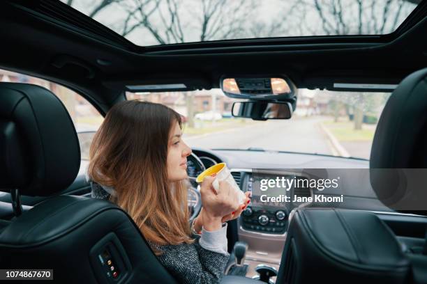 woman enjoy her self-drive car - driverless cars foto e immagini stock