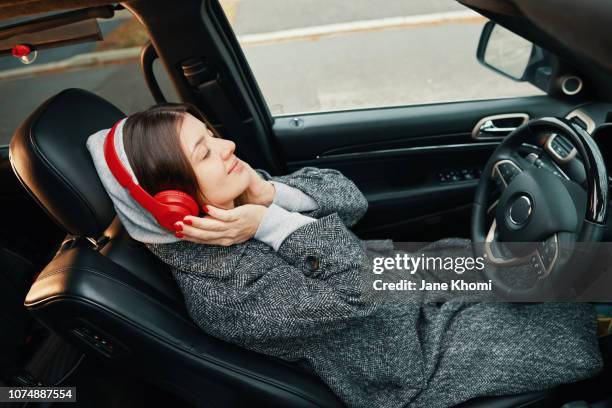 woman enjoy her self-drive car - fahrerloses auto stock-fotos und bilder