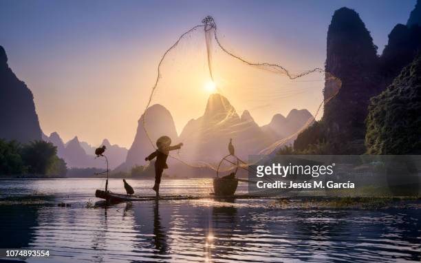 cormorant fisherman - yangshuo ストックフォトと画像