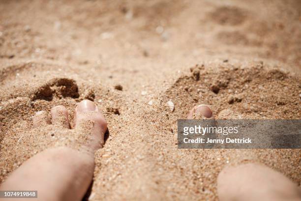 feet in sand - toe - fotografias e filmes do acervo