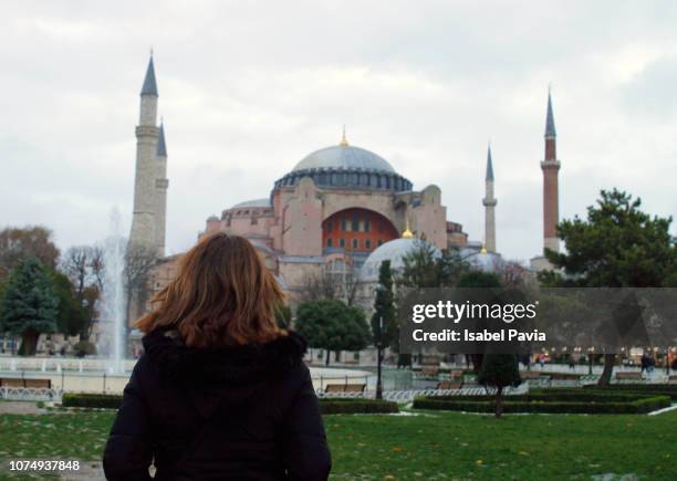 tourist in front of hagia sophia in istanbul, sultanahmet, istanbul, turkey - hagia sophia istanbul stock pictures, royalty-free photos & images