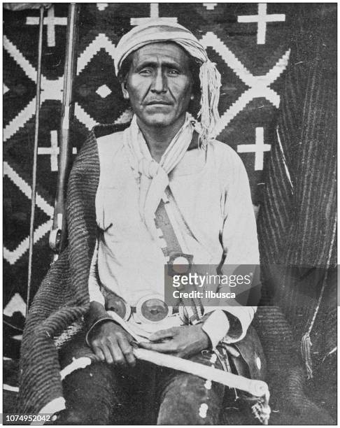 ilustraciones, imágenes clip art, dibujos animados e iconos de stock de antiguas fotografías históricas de la marina y ejército: hombre de navajo - indios apache