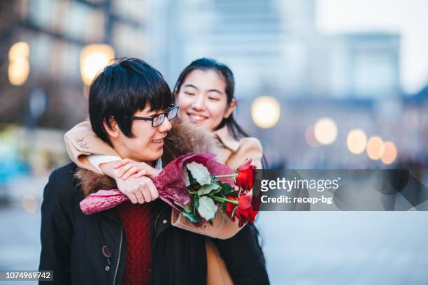 junges paar partnersuche in straße - valentine japan stock-fotos und bilder