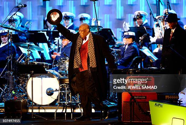 Singer BB King arrives on stage to perform US President Barack Obama lit the National Christmas Tree on the Ellipse in Washington on December 9,...