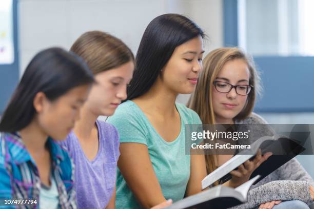 高中生閱讀聖經 - 青少年組織 個照片及圖片檔