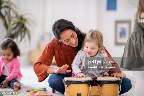 spelen van de bongo 's - rhythm stockfoto's en -beelden