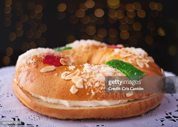 spanish epiphany cake, roscón de reyes - roscon de reyes stockfoto's en -beelden