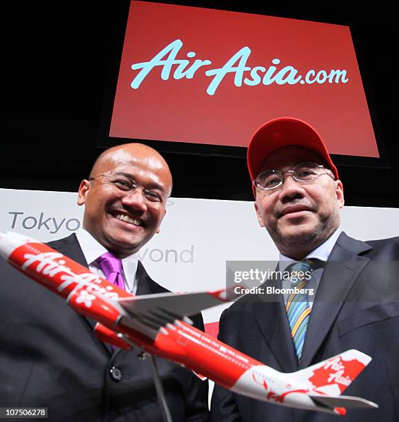 Azran Osman Rani, chief executive officer of AirAsia X Sdn., left, and Kamrudin Meranun, group deputy chief executive officer of AirAsia Bhd., hold a...