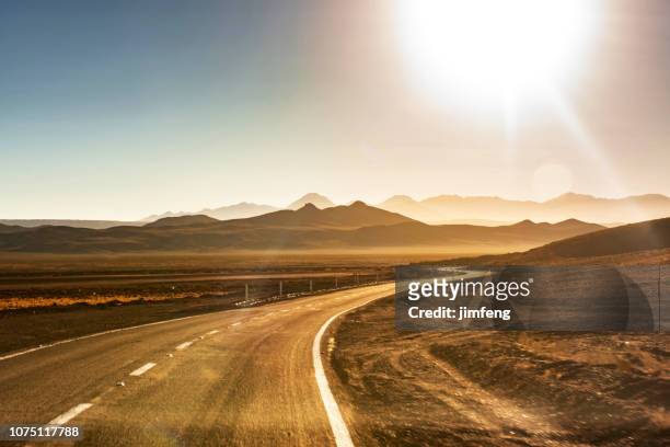 snelweg in de atacama woestijn - calama stockfoto's en -beelden