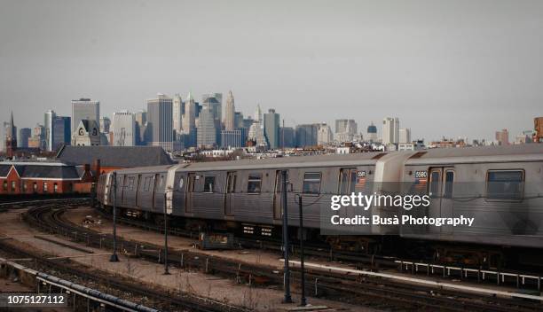 brooklyn subway train with the view in the distance of the skyline of lower manhattan in 2008, before building of the freedom tower. new york city, usa - 2008 stock-fotos und bilder