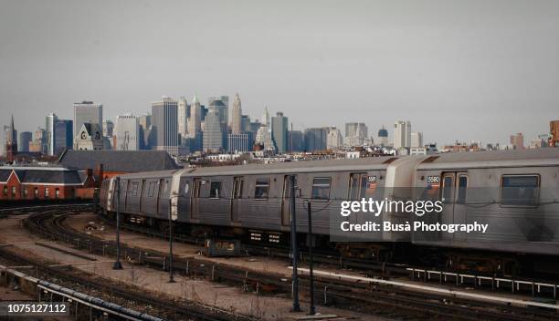 brooklyn subway train with the view in the distance of the skyline of lower manhattan in 2008, before building of the freedom tower. new york city, usa - archival nyc stock pictures, royalty-free photos & images