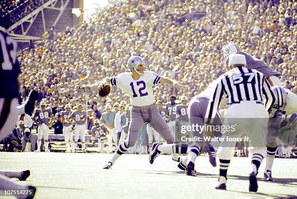 Super Bowl VI: Dallas Cowboys QB Roger Staubach in action, pass vs Miami Dolphins at Tulane Stadium.New Orleans, LA 1/16/1972CREDIT: Walter Iooss, Jr.