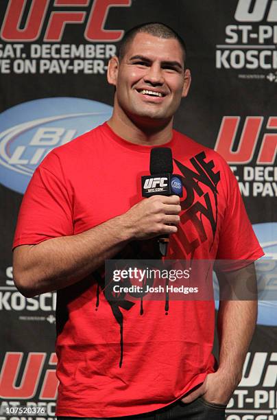 Heavyweight Champion Cain Velasquez interacts with fans at the UFC Fight Club Q&A prior to the UFC 124 Weigh-in at the Bell Centre on December 10,...