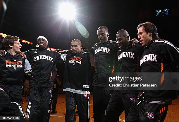 Goran Dragic, Hakim Warrick,Grant Hill, Earl Barron, Jason Richardson and Steve Nash of the Phoenix Suns huddle up before the NBA game against the...